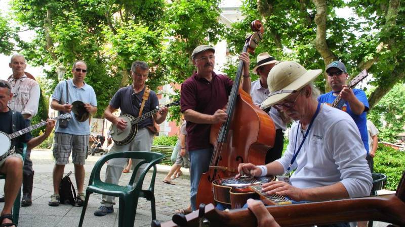 les autres instruments baissent le volume pendant que le dobro prend un solo.